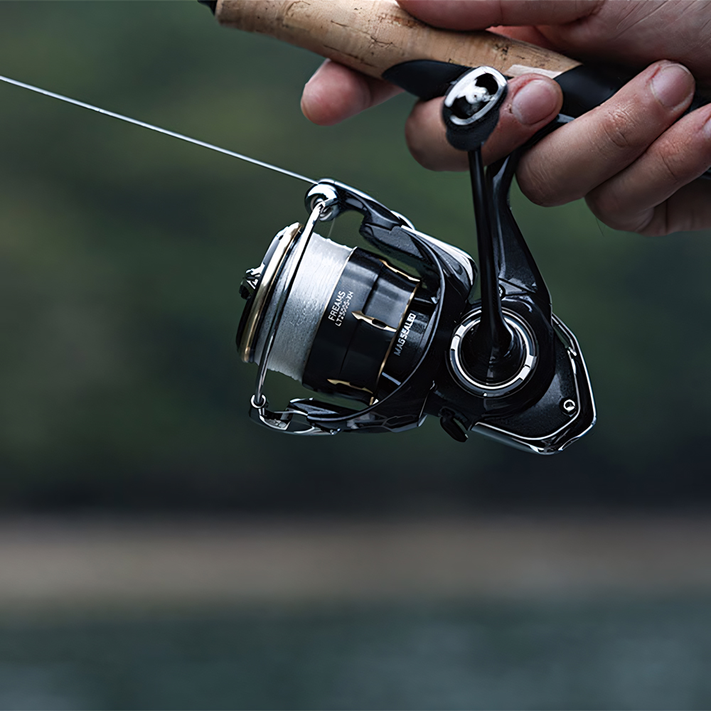 بكرة صيد دوارة DAIWA FREAMS 20 - مراجعة Shimano Reel Stradic وسعره